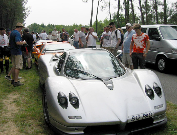 Ever seen a Zonda being taken up the back by a couple of Lambo's? Weird! (I wonder which exhasut port he is using, so much choice!)